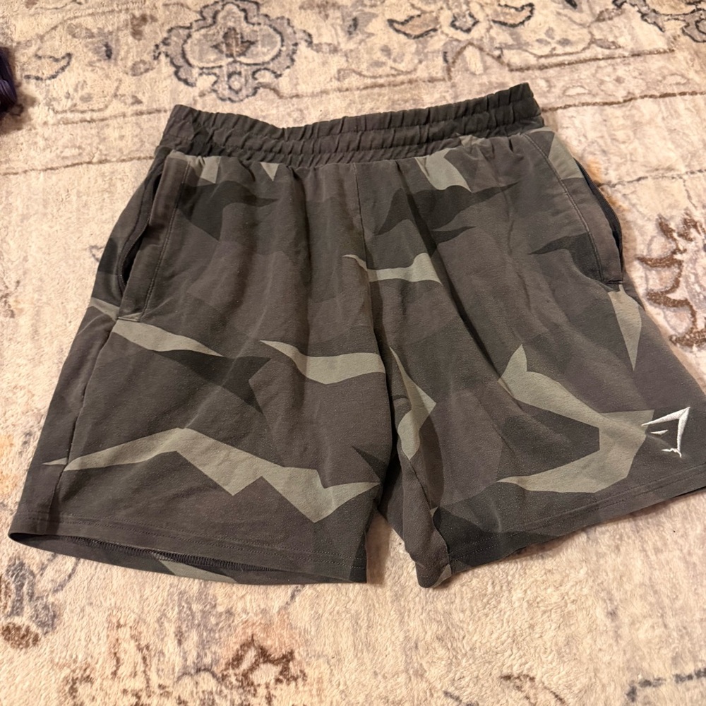 Gymshark men’s size small 6’ camo shorts